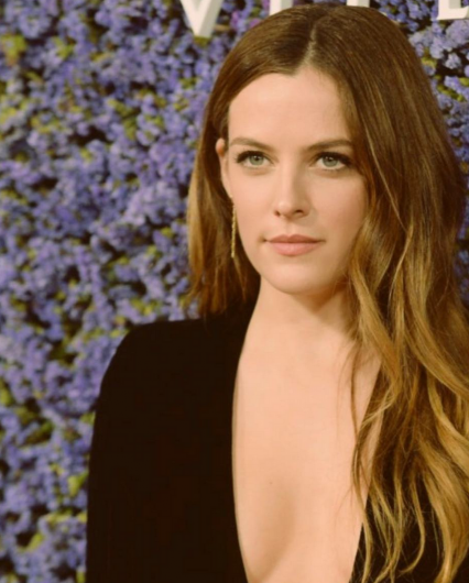 ライリー キーオは大人しい性格で実は社長 祖父と継父はあのスーパースター マッドマックス や新作 アンダーザシルバーレイク で話題に 他にかわいいインスタ画像も 海外ドラマ情報